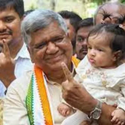 Former Karnataka CM Jagadish Shettar rejoining BJP at the party headquarters in the presence of party leaders.