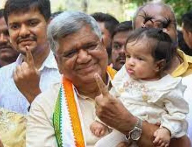 Former Karnataka CM Jagadish Shettar rejoining BJP at the party headquarters in the presence of party leaders.