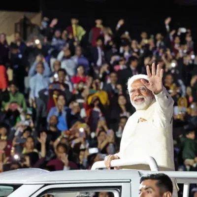 Collage - Modi addressing crowd in UAE, India & UAE flags, Modi & Sheikh handshake.