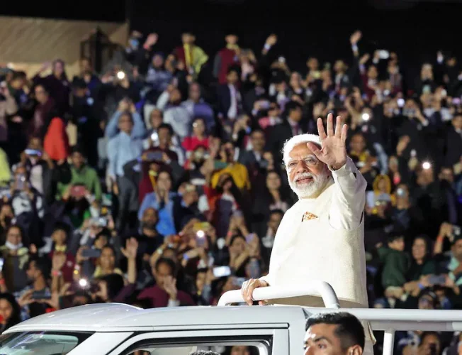 Collage - Modi addressing crowd in UAE, India & UAE flags, Modi & Sheikh handshake.