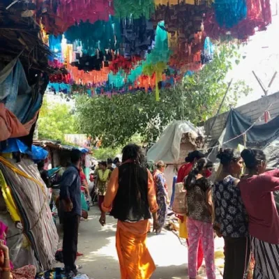 Caption for the image: SEEDS encouraged communities to devise a resourceful approach that involved using recycled fabrics such as chunni (scarves), dupatta (stoles), or saree (traditional attire) to provide effective street shading solutions.