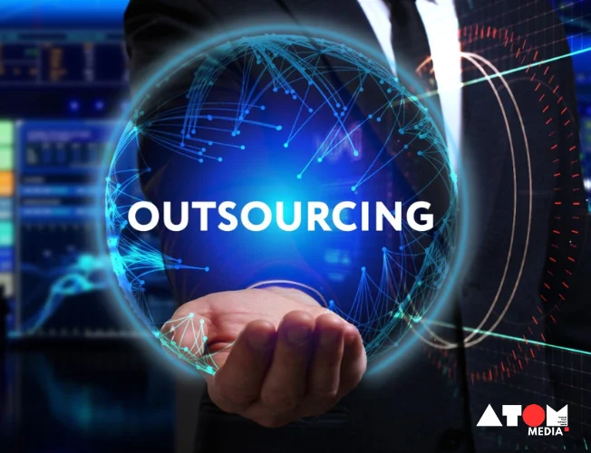 A graph depicting a line declining over time, symbolizing the shortening duration of IT outsourcing contracts.