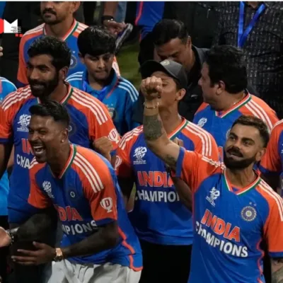 Rohit Sharma, Virat Kohli Lift T20 World Cup Amid Fans' Cheers in Mumbai Roadshow – WATCH VIRAL VIDEO